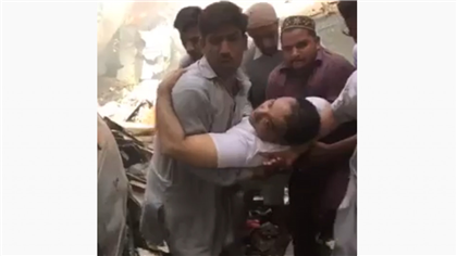 Появилось видео спасения человека c места авиакатастрофы в Пакистане