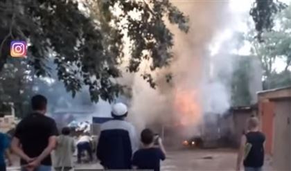 В Усть-Каменогорске из-за тополиного пуха сгорели два автомобиля