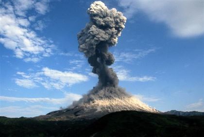На Камчатке вулкан Карымский выбросил огромное облако пепла
