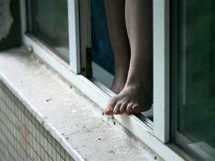 Пятилетняя девочка выпала из окна высотки в Темиртау