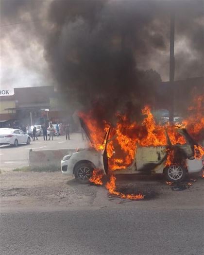 В Алматы возле барахолки загорелось авто