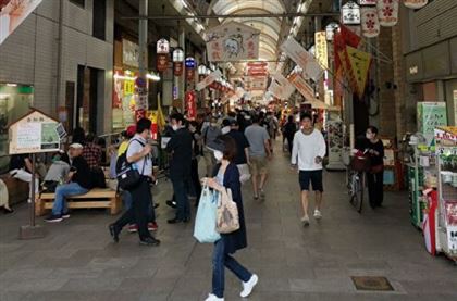 В Японии из-за жары призывают снимать маски на улице 