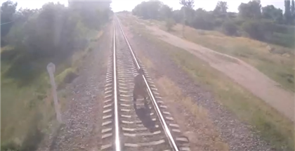 Поезд едва не сбил женщину в Кыргызстане