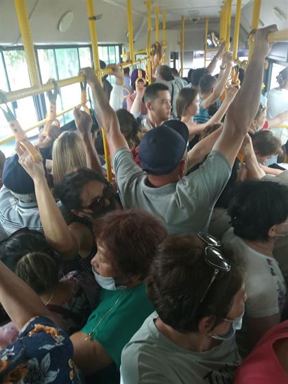 «Верхом друг на друге»: алматинцы жалуются на автобусы