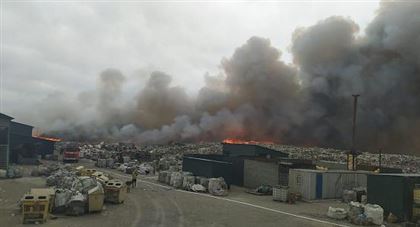 «Жутко болит голова, постоянная тошнота, жалко детей»: жители поселков в Алматинской области о пожаре на мусорном полигоне