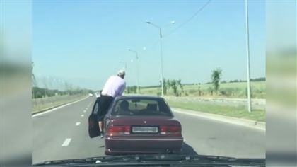 Необычный способ езды на машине попал на видео в Алматинской области