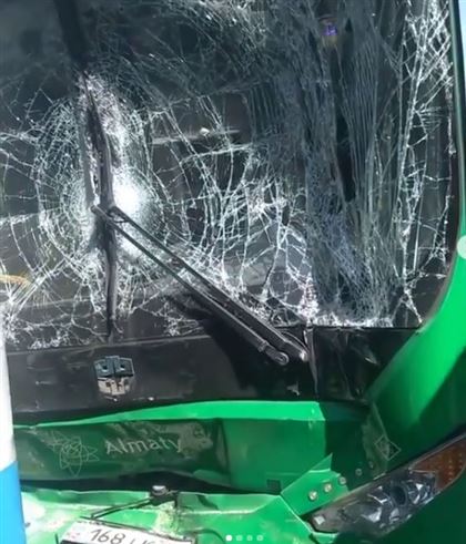 Видео столкновения двух автобусов в Алматы появилось в сети
