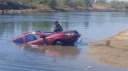 Трехлетний мальчик случайно завел авто и скатил его в озеро