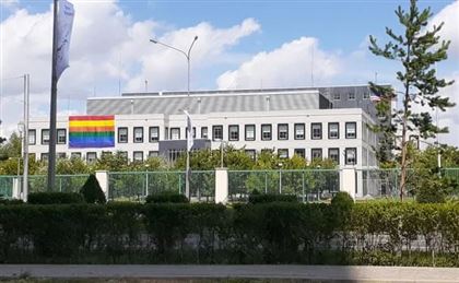 На здании посольства США в Казахстане появился флаг ЛГБТ