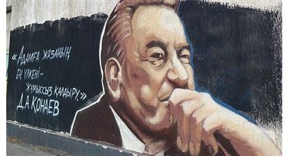 В Шымкенте на стене дома-призрака появилось граффити с Кунаевым