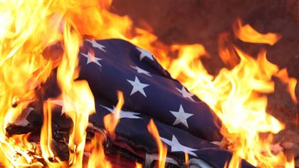 Протестующие сожгли флаг США у Белого Дома