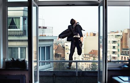 Преступник, пытаясь сбежать от полицейских, выпрыгнул из окна на 12-м этаже в Алматы