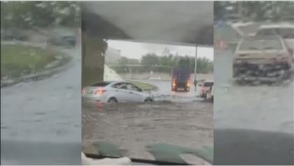 Несколько автомобилей «утонули» из-за дождя в Семее 