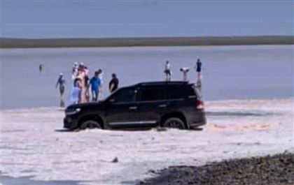 Водителя, заехавшего в розовое озеро на авто, привлекли к ответственности 