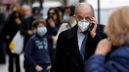 "Вирус на вас сам не напрыгнет": что говорят врачи из разных стран мира об обязательном ношении масок на улице