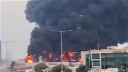 Мощный пожар разгорелся на огромном рынке Аджмана в ОАЭ