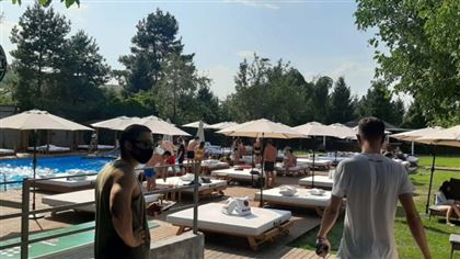 В Алматы в карантин работала зона отдыха с бассейном