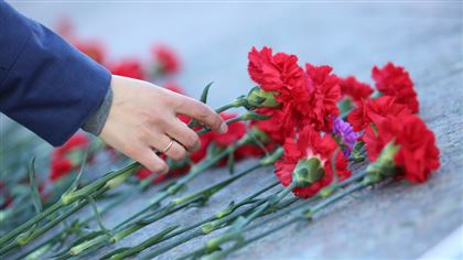 Цветы к памятнику Абаю возложили в Нур-Султане