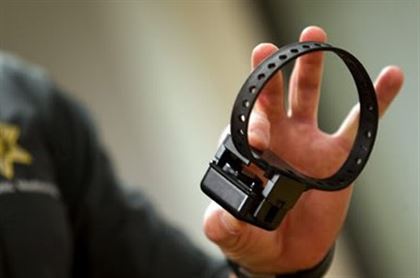 Электронные браслеты наденут на казахстанцев, ожидающих суда не под стражей