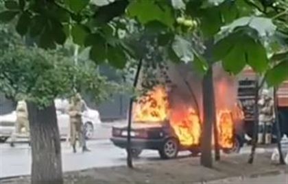 Тушение авто в центре Алматы попало на видео
