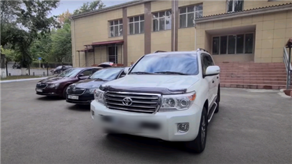 Казахстанский блогер показал на каких дорогих авто разъезжают "слуги народа" в Талгаре