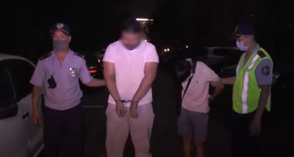 Алматинские полицейские задержали мужчин с наркотиками и пистолетом в машине