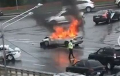Взрыв и горящая машина попали на видео в Алматы