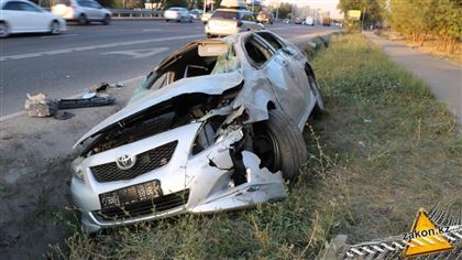 Toyota вылетела в арык после столкновения с Honda в Алматы