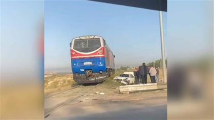 В Казнете появилось видеозапись столкновения Mercedes с поездом в Шымкенте