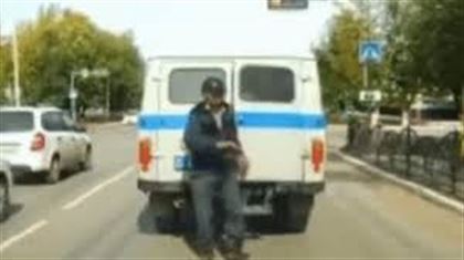 В Казнете появилось видео "дерзкого" побега из патрульной машины в Кокшетау