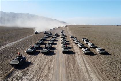 Четыреста танков и самолетов, две тысячи солдат выступили из Семея в сторону Алматы
