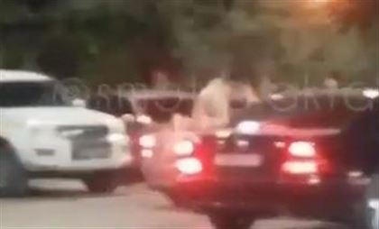Водитель кабриолета прокатил двух танцующих девушек на капоте в Актау