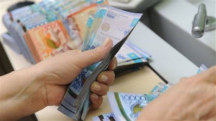 В Павлодаре мужчина тайно оформил на друга более десяти кредитов
