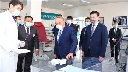 Нурсултан Назарбаев посетил медицинский завод в Шымкенте