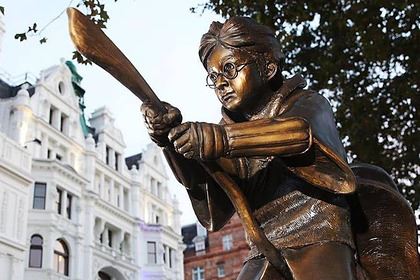 Памятник Гарри Поттеру установили в Лондоне