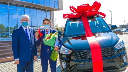Лучшему учителю Алматинской области подарили автомобиль