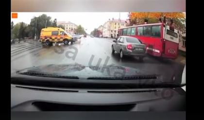 Машина скорой помощи попала в ДТП в Усть-Каменогорске