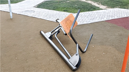 В Алматы на школьницу упал уличный тренажер