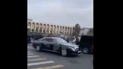 В Бишкеке обстреляли машину Алмазбека Атамбаева