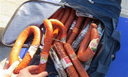 Сомнительные 100 кг колбасы и полтонны риса вернули в Казахстан