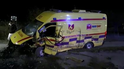 В Шымкенте автомобиль врезался в машину скорой помощи