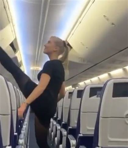 Стюардессу, исполнившую акробатический трюк на борту, засняли на видео 