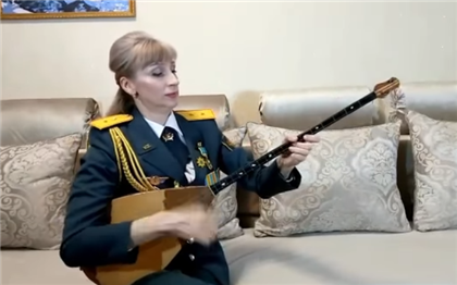 Казахов снова восхитила русская женщина, которая виртуозно играет на домбре