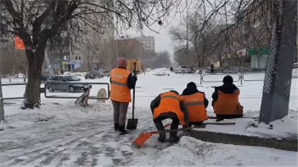 "Четыре лопаты заменят экскаватор" - жителей Семея обеспокоило то, как идут снегоуборочные работы