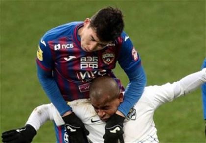 Бразильский футболист столкнулся с казахстанцем Зайнутдиновым во время матча и упал в обморок