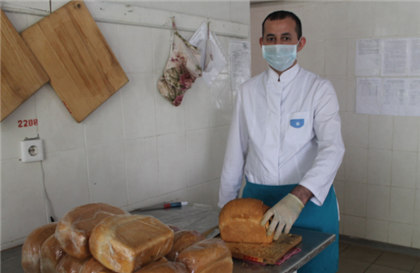 Владелец ресторана, пойманный на мошенничестве, готовит еду в колонии Павлодарской области
