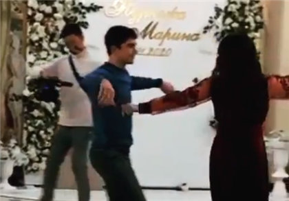 Казахстанский борец сделал сальто во время лезгинки на свадьбе другого спортсмена в разгар карантина - видео