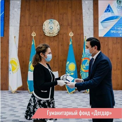 Директор Гуманитарного фонда «ДЕГДАР» получила почетную медаль «Халық алғысы»