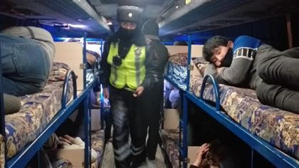 В Атырау задержали автобус-гостиницу с лежащими пассажирами