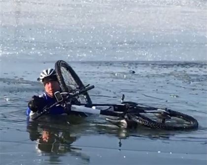 В Атырау рыбаки спасли иностранцев, провалившихся под лед